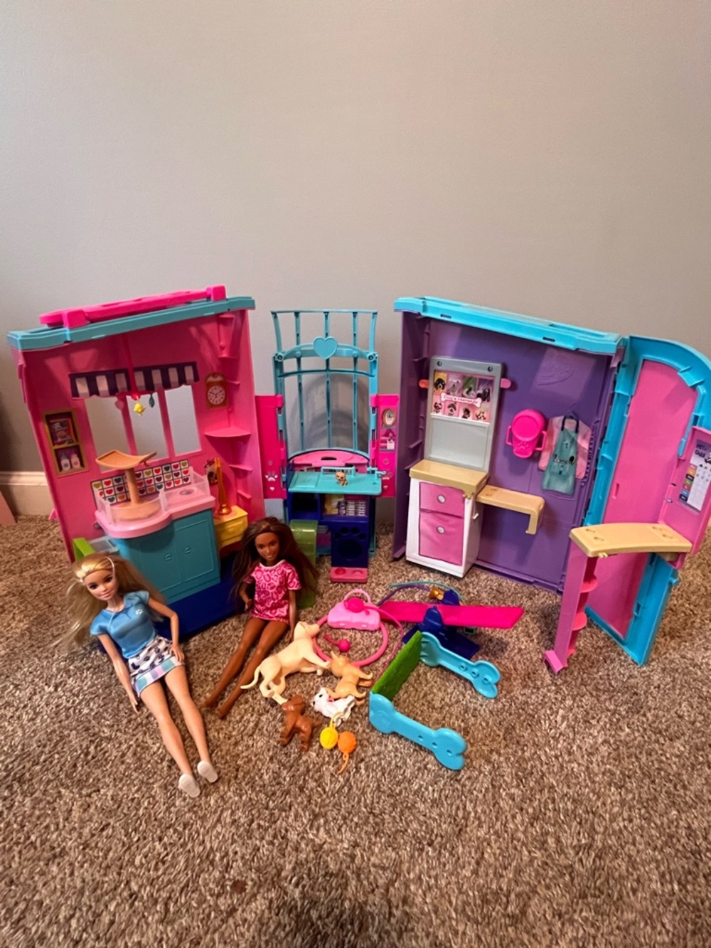 Barbie Folding Pet Playset with Pink, Teal, Purple and Blue Accessories - Barbie